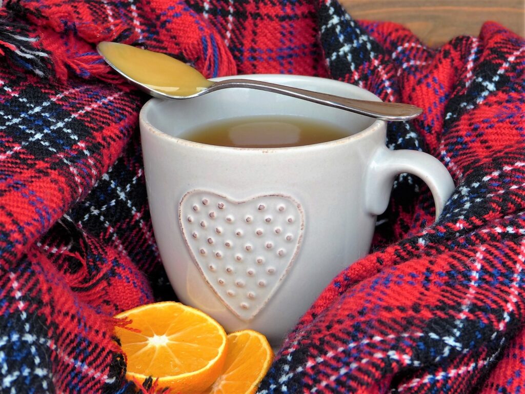 Tasse Tee mit Honig bei Grippe. Beugen Sie mit Ihrer Influenza GrippeschutzImpfung vor!