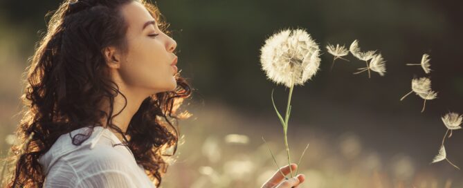 Frau mit Pusteblume